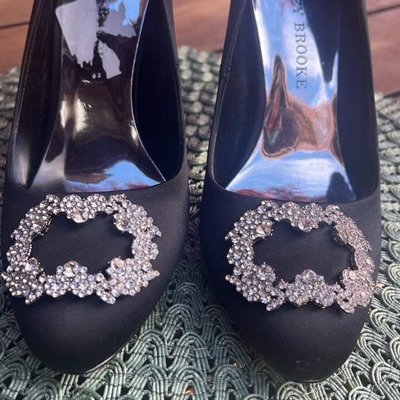 New never worn size 7.5 Audrey Brooke Embellished Dress Pumps, black. 4” heel - Picture 3 of 11